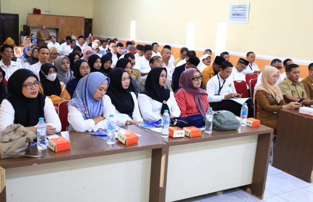 Foto: Ina Dwi Lestari Wawali Kita Probolinggo Buka Bimtek Pengembangan Usaha KKMP di Aula Bakesbangpol