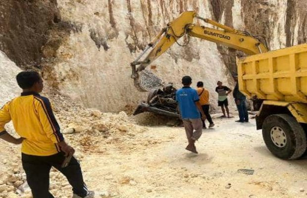 Foto: Proses evakuasi Mobil Pick Up yang Terperosok ke Jurang Bekas Galian C 
