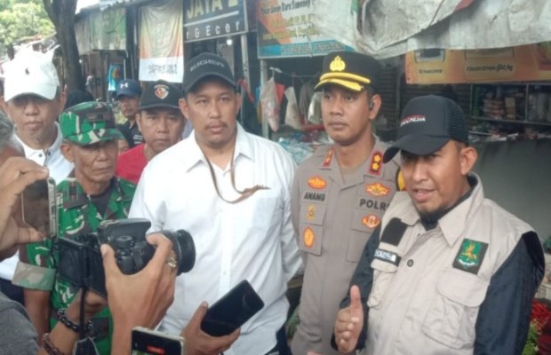 Foto: Bupati Sumenep Achmad Fauzi Wongsojudo bersama unsur TNI–Polri meninjau langsung kondisi harga dan ketersediaan bahan pokok di Pasar Anom