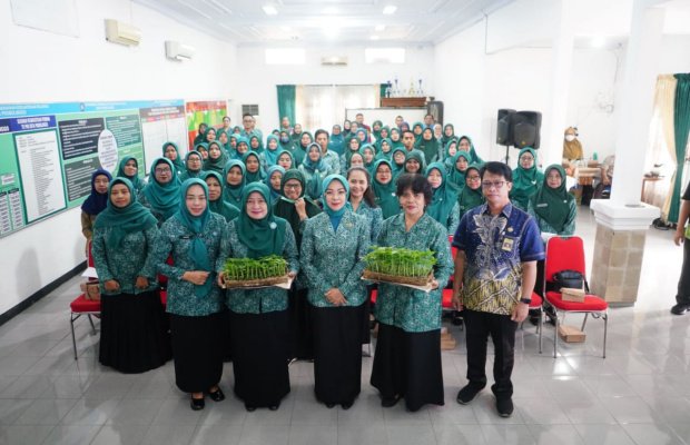 Foto: dr. Avriani Aminuddin Ketua TP PKK Kota Probolinggo Saat Menghadiri Pelatihan Budidaya Tanaman Sayur