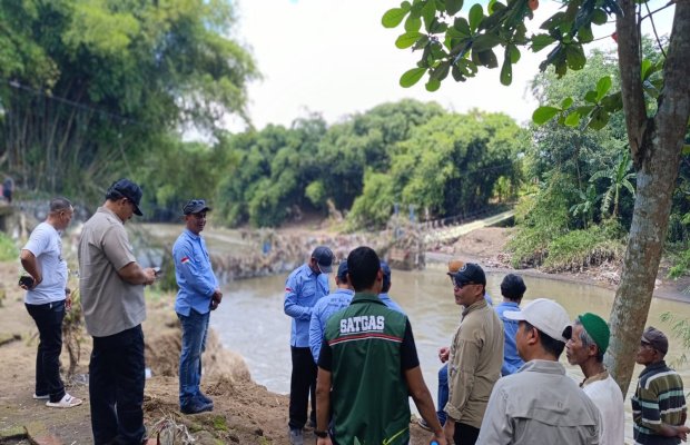Foto: Tim Pemprov Jatim  Tinjau banjir di Jember 