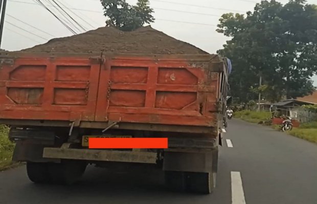 Foto: Truk pasir saat melintas di jalan raya perbatasan Desa Glagah wero kec. Kalisat dan Desa Jatian Kec. Pakusari 