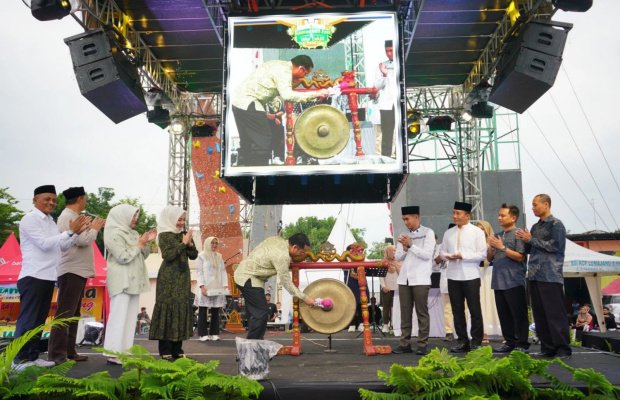 Foto: dr Aminuddin Wali Kota Probolinggo Membuka Pasar  Murah