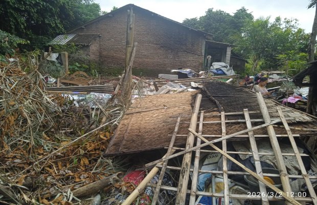 Foto: Puing-puing bekas rumah ambruk milik kakek tosan.