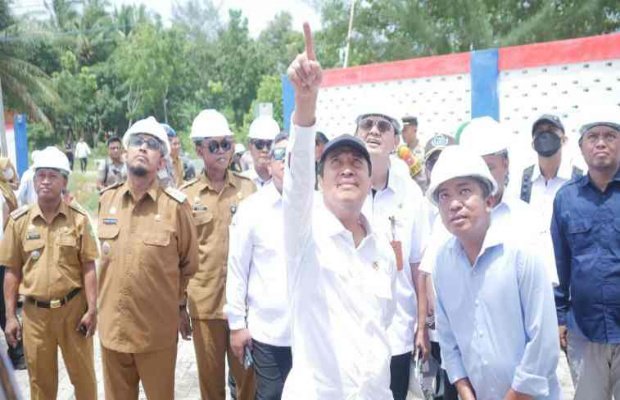 Foto : Bupati Sumenep saat Dampingi Menteri Kelautan dan Perikanan Tinjau KNMP Desa Dapenda