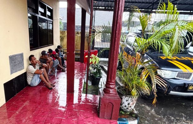Foto : Sejumlah sopir duduk di teras Mapolsek Candipuro - Lumajang