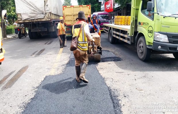 Foto : Ruas jalan nasional di Lumajang nampak diperbaiki