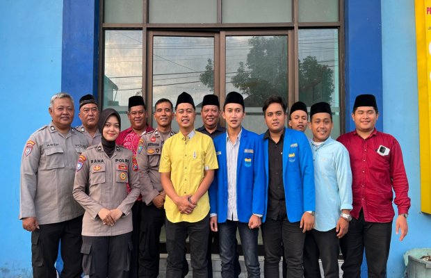 Foto : Foto bersama usai pelaksanaan, Ketua Umum PMII PC Lumajang dan Kasat Intelkam Polres Lumajang (tengah).