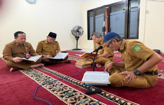 Foto: Kepala Bappeda Sumenep Bersama ASN Ngaji Yasinan dan Tadarus Bersama di Kantor