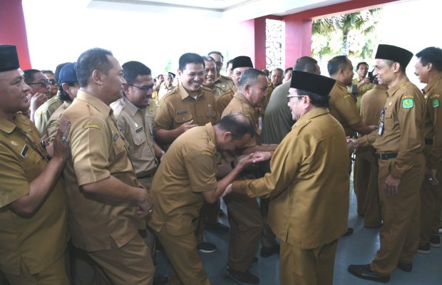 Foto: Para ASN saat bersalaman dengan Wabup Sumenep 