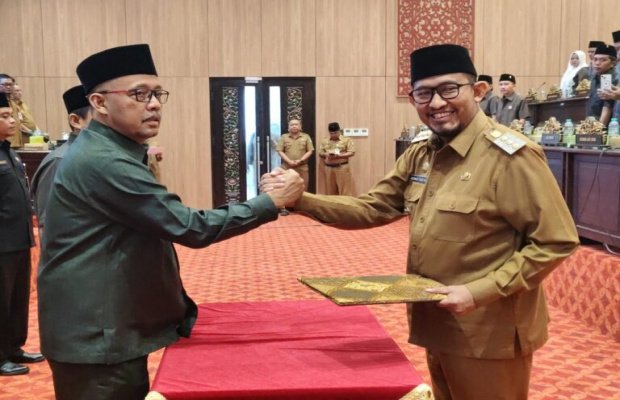 Foto: Bupati dan Ketua DPRD Sumenep usai sahkan tiga Raperda strategis 