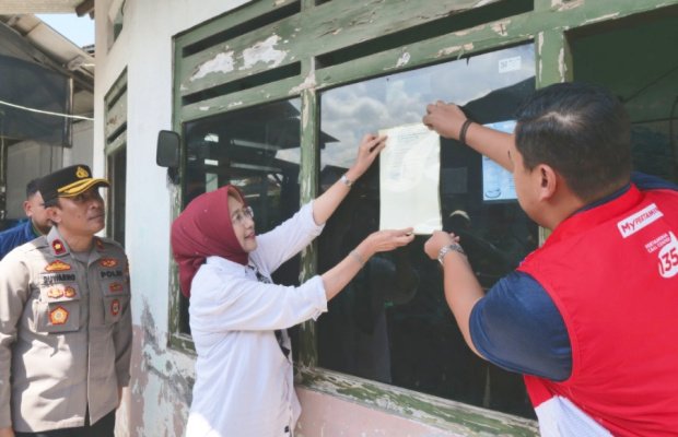 Foto : Bupati Lumajang memasang surat penutupan