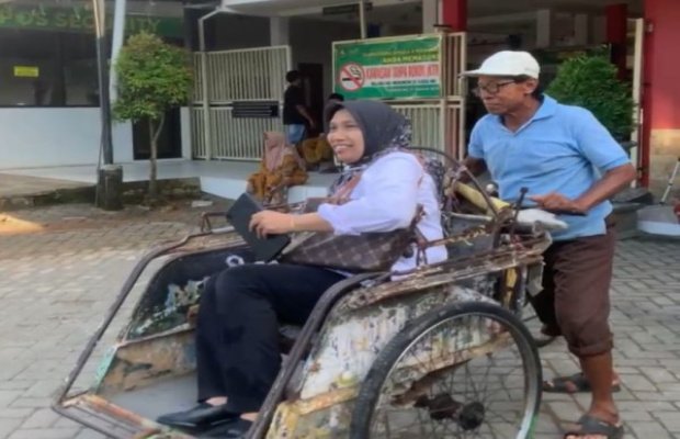 Foto: RSUD dr. H. Moh. Anwar Sumenep, dr. Erliyati, M.Kes saat menaiki becak