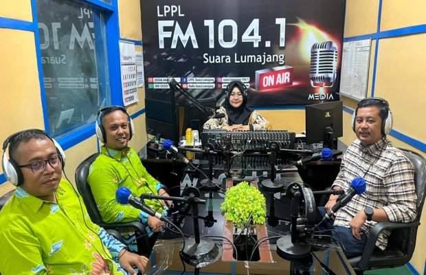 Foto : Pelaksanaan talk show di Radio Suara Lumajang