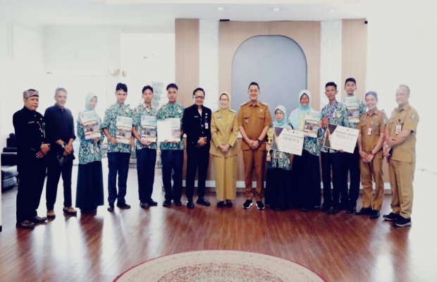 Foto : Bupati Lumajang Indah Amperawati saat menerima audiensi bersama jajaran sekolah dan siswa di Ruang Mahameru Kantor Bupati.