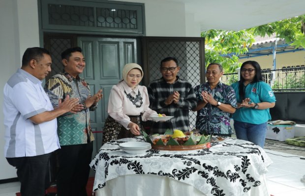 Foto : Bupati Lumajang Indah Ampera Wati Masdar, memotong tumpeng