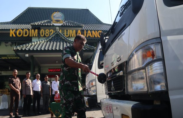 Foto : Kasdim siram bunga mobil Kopdes Merah Putih