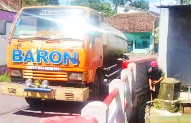 Foto : Kendaraan tangki didokumentasikan warga