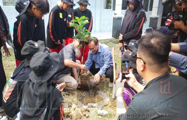 Foto : Perwakilan dari Medco Energi saat menanam pohon alpokat di halaman SMPN 6 Sampang