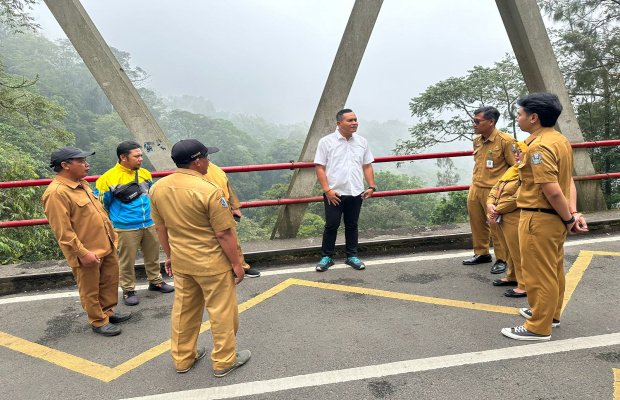 Foto: Sinergi Polres Batu-PUPR Jatim Lengkapi Jembatan Cangar Pagar Pengaman Ber-CCTV