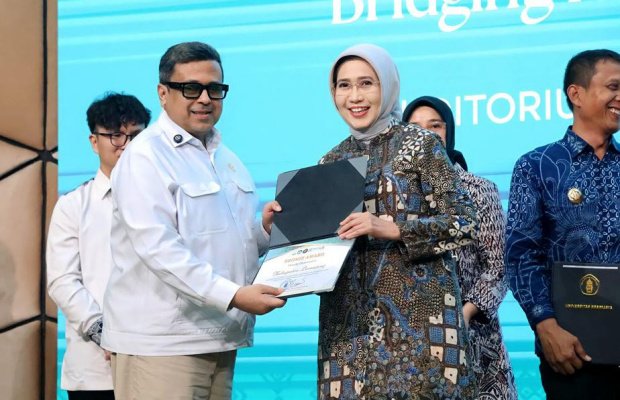 Foto : Bupati Lumajang Indan Amperawati, menerima tanda penghargaan ‎