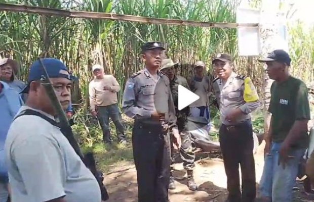 Foto: Diduga preman membawa senjata laras panjang sedang intimidasi jurnalis dan aniaya warga Kalipare, Kabupaten Malang