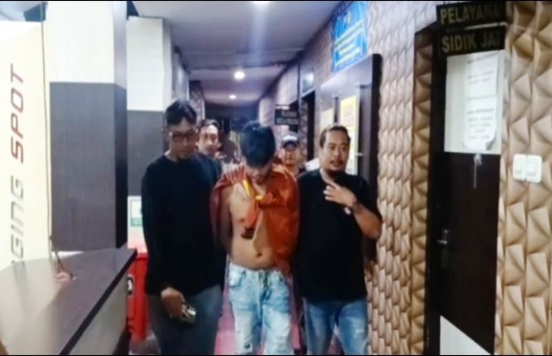 Foto : pelaku diapit petugas, tiba di Polres Lumajang ‎