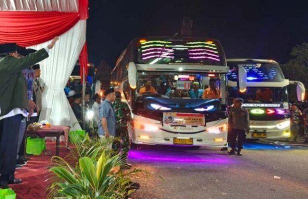 Foto: Suasana Pemberangkatan Ribuan Jemaah Calon Haji Sumenep Menuju Tanah Suci