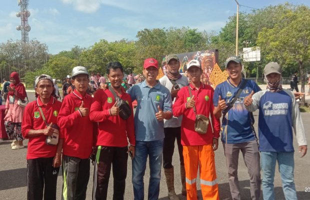 Foto: Kepala DLH Sumenep Ajak Masyarakat Jaga Kebersihan dan Tidak Buang Sampah Sembarangan di Festival Jaran Serek