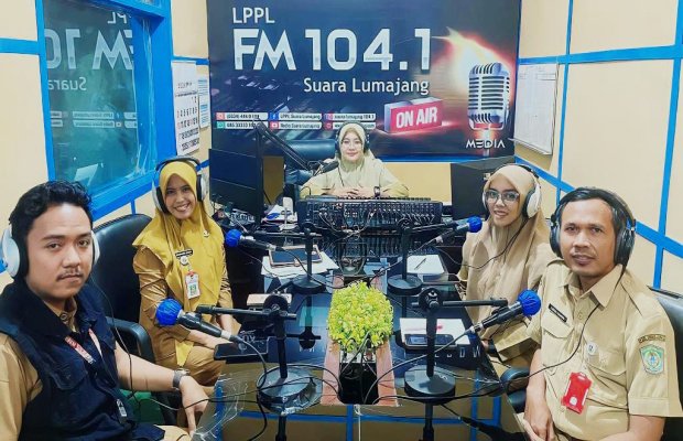 Foto : Talk Show di R Semeru FM Lumajang