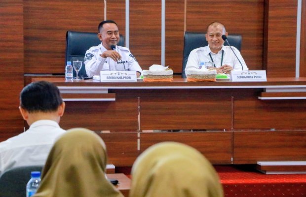 Foto: Ugas Irwanto Sekda Kabupaten Probolinggo dan Rey Suwigtyo Sekda Kota Probolinggo Menanda tangani MoU