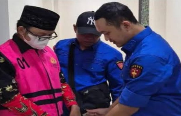 Foto: Penahanan Kades Pragaan Daya oleh Kejari Sumenep 