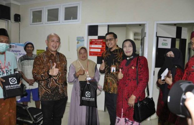 Foto: Direktur RSUD dr. H. Moh. Anwar Sumenep bersama crew