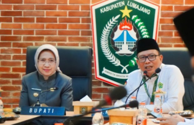 Foto : Bupati Lumajang Indah Ameperawati (kiri)