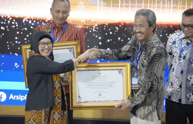 Foto: Aries Santoso Plt Kepala Dinas Perpustakaan dan Kearsipan Kota Probolinggo Saat Menerima Penghargaan