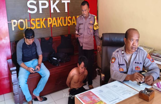 Foto: Pelaku saat diamankan oleh anggota Polsek Pakusari 