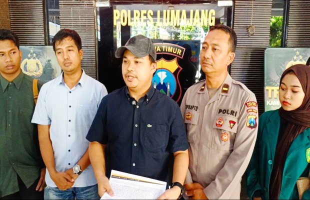 Foto : Kasat Reskrim Polres Lumajang AKP Pras Adinata (memakai topi) didampingi Kanit Pidum dan Kasi Humas