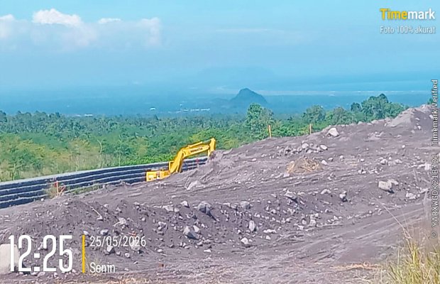 Foto : Alat berat beraktivitas di lokasi proyek, sumber : warga