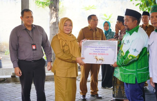 Foto: dr. Aminuddin Wali Kota Probolinggo Menyerahkan Hewan Kurban di Rumah Potong Hewan Jagalan