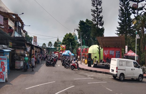 Foto: Para pedagang yang berjualan di badan jalan sekitar Alun-Alun Kota Wisata Batu
