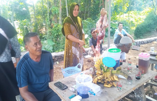 Foto: Pemotongan hewan kurban di hadiri kades suren beserta keluarga besarnya.
