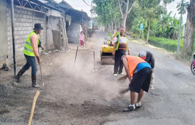 Foto: Petugas Bina Marga DPU-TR Lumajang saat memperbaiki jalan Bromo di Desa Klanting - Sukodono