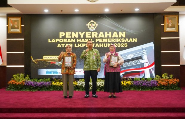 Foto : Penyerahan piagam WTP diterima Bupati Lumajang