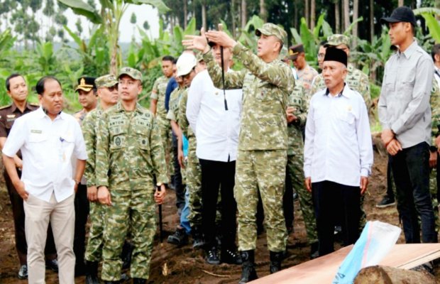 Foto : Pangdam V/Brawijaya, Mayjen TNI Rudy Saladin, M.A memfoto lokasi