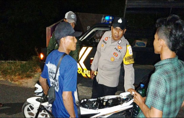 Foto : Anggota Polsek Kunir Polres Lumajang periksa kendaraan melintas, pasti aman dari indikasi kriminalitas