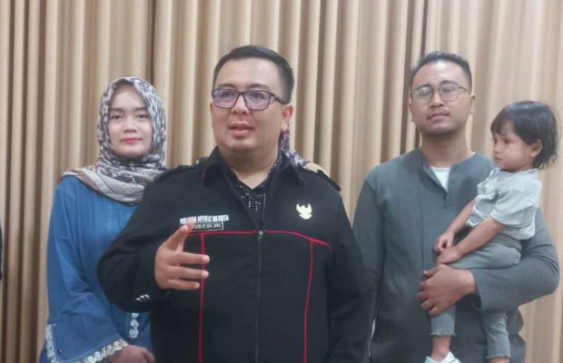 Foto: Keluarga Rusdi bersama Kuasa Hukum