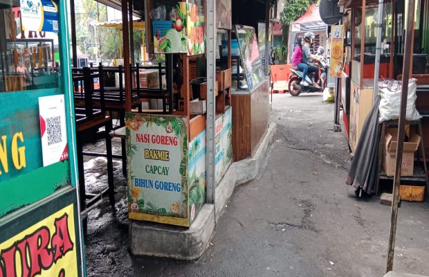 Foto: Tampak lapak di badan jalan umum yang dicor semi permanen di Pasar Alun - Alun Kota Batu