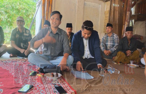 Foto : Erha Suud Abdullah (depan kiri) Kuasa hukum terlapor bersama tokoh masyarakat setempat di desa Batuporo Barat
