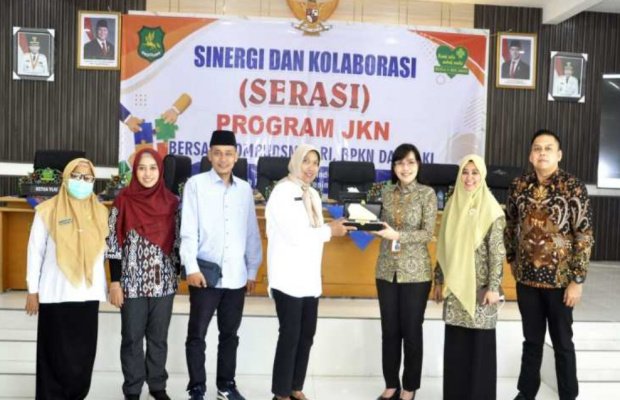 Foto: (tengah) Direktur RSUD dr. H. Moh. Anwar Sumenep, dr. Erliyati, bersama tim JKN 