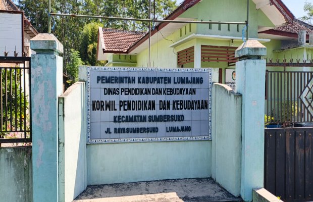 Foto : Korwil Dikbud Kecamatan Sumbersuko didatangi media, namun tak berhasil bertemu dengan petugas